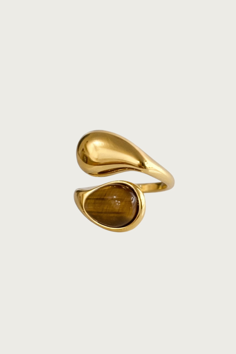 Brown glow ring van Fencyjewels met bruine steen en goudkleurig design. Verstelbare ring van stainless steel, waterproof en perfect voor een luxe uitstraling.