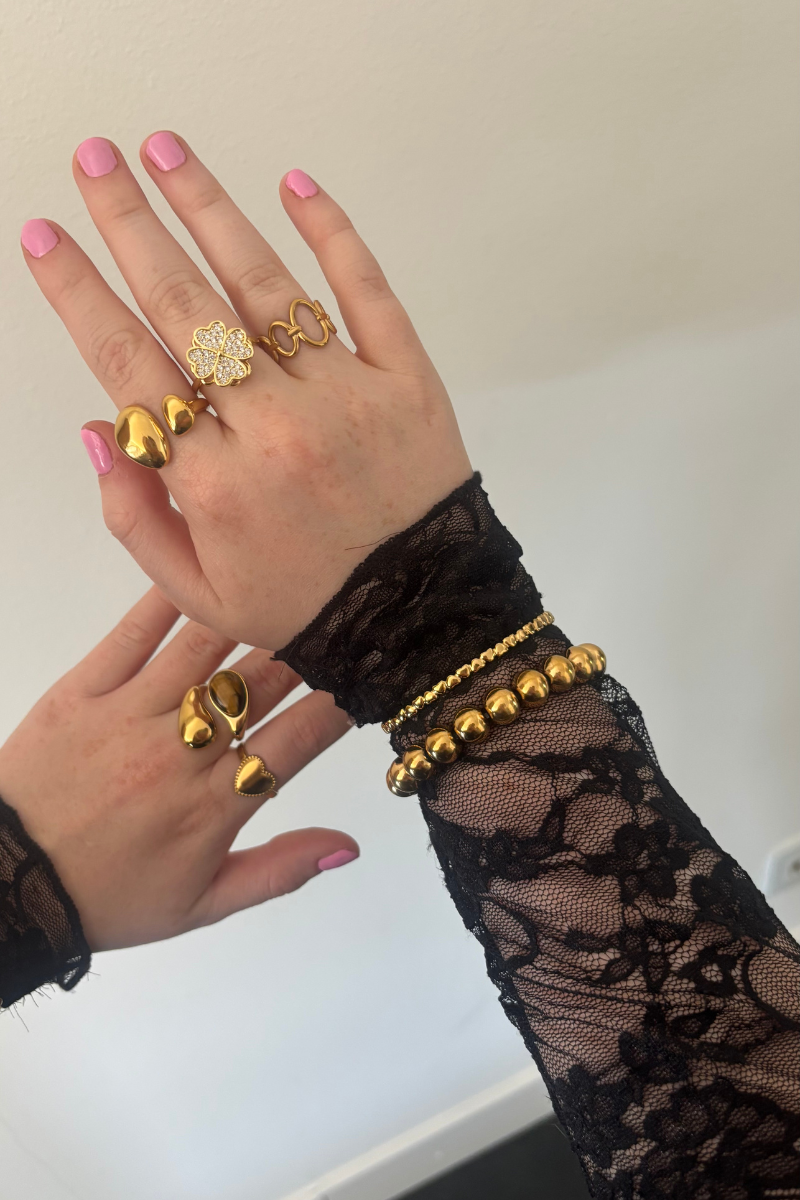 Chain ring van Fencyjewels gedragen om de hand. Gouden ring met chain design, stijlvol te combineren met andere ringen voor een trendy look.