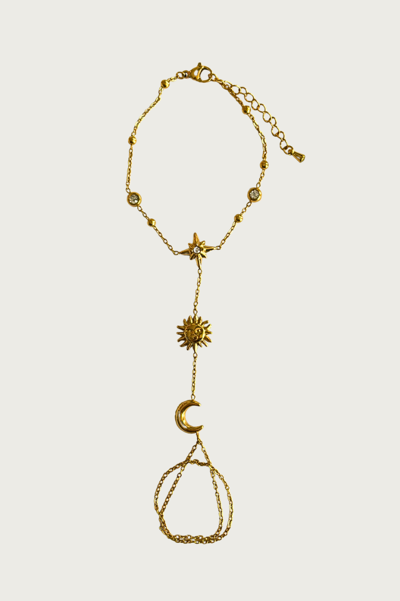 Dreams handchain van Fencyjewels met fijne schakels en hanger. Gouden handchain van stainless steel, waterproof en een elegante toevoeging aan elke outfit.