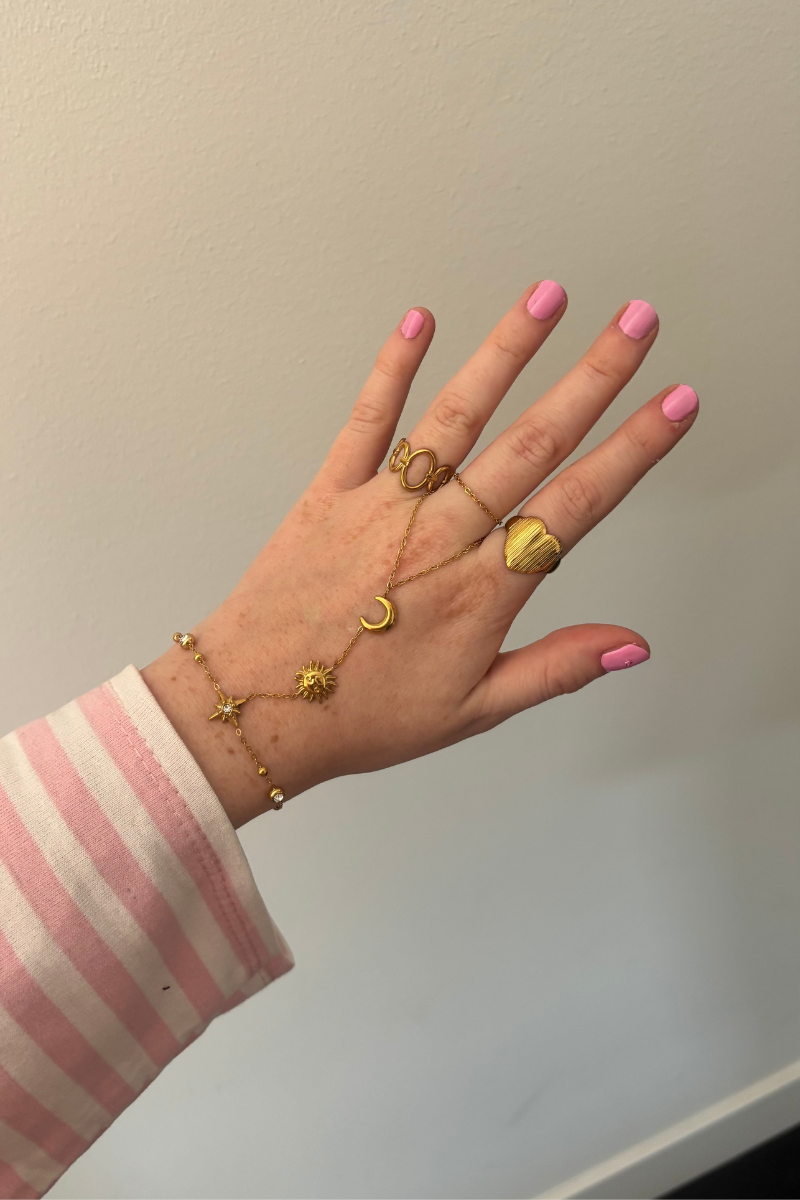 Dreams handchain van Fencyjewels gedragen om de hand. Elegant handsieraad met fijne details dat zorgt voor een stijlvolle en vrouwelijke uitstraling.