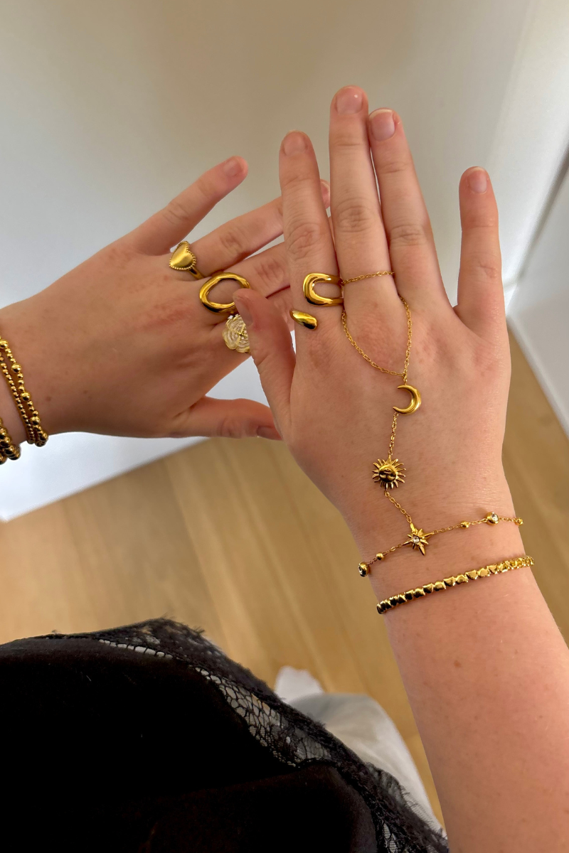 Dreams handchain van Fencyjewels gecombineerd met outfit. Trendy handchain die je look een unieke en elegante touch geeft.