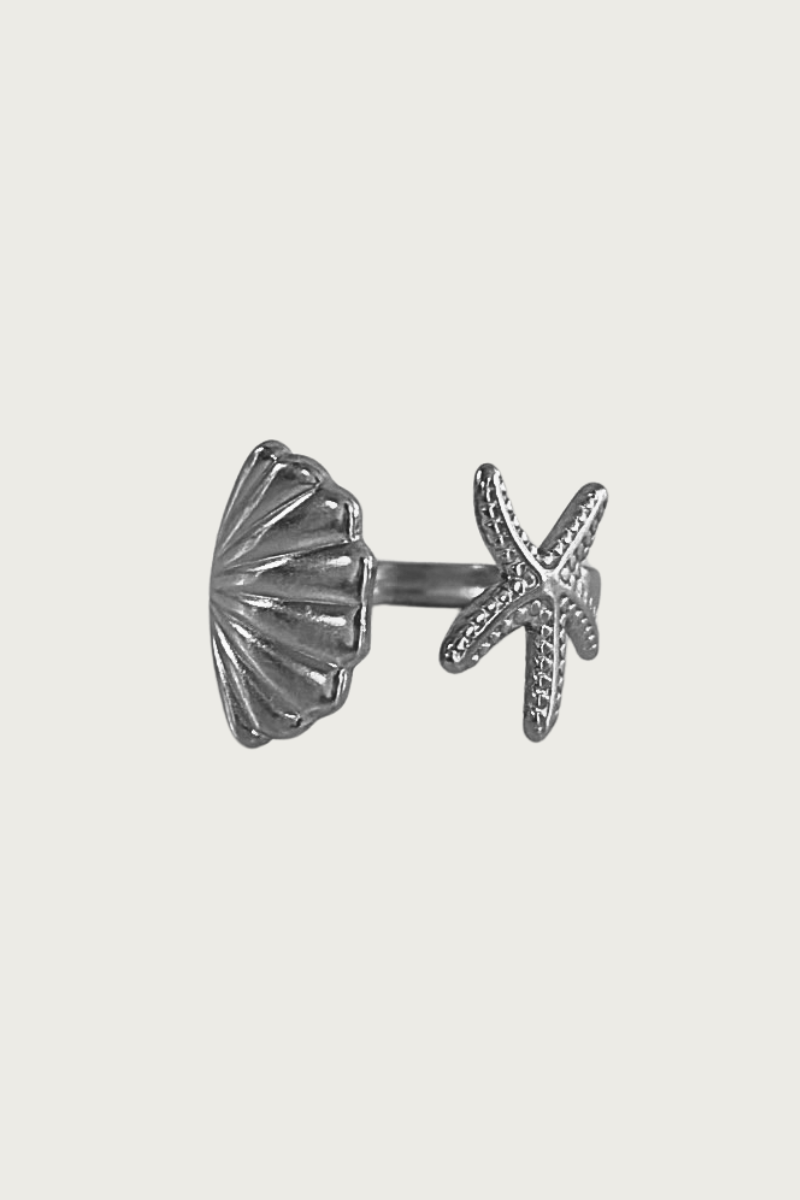 Zilvere Beachy Ring van Fencyjewels – stijlvolle roestvrijstalen ring met subtiel golvend design, perfect voor zomerse beachlooks en dagelijks gebruik.