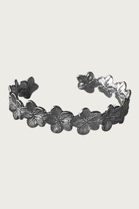 Zilveren bloemenarmband van Fencyjewels – elegante roestvrijstalen armband met gegraveerde bloemblaadjes, verfijnd design in een tijdloze, vrouwelijke stijl.