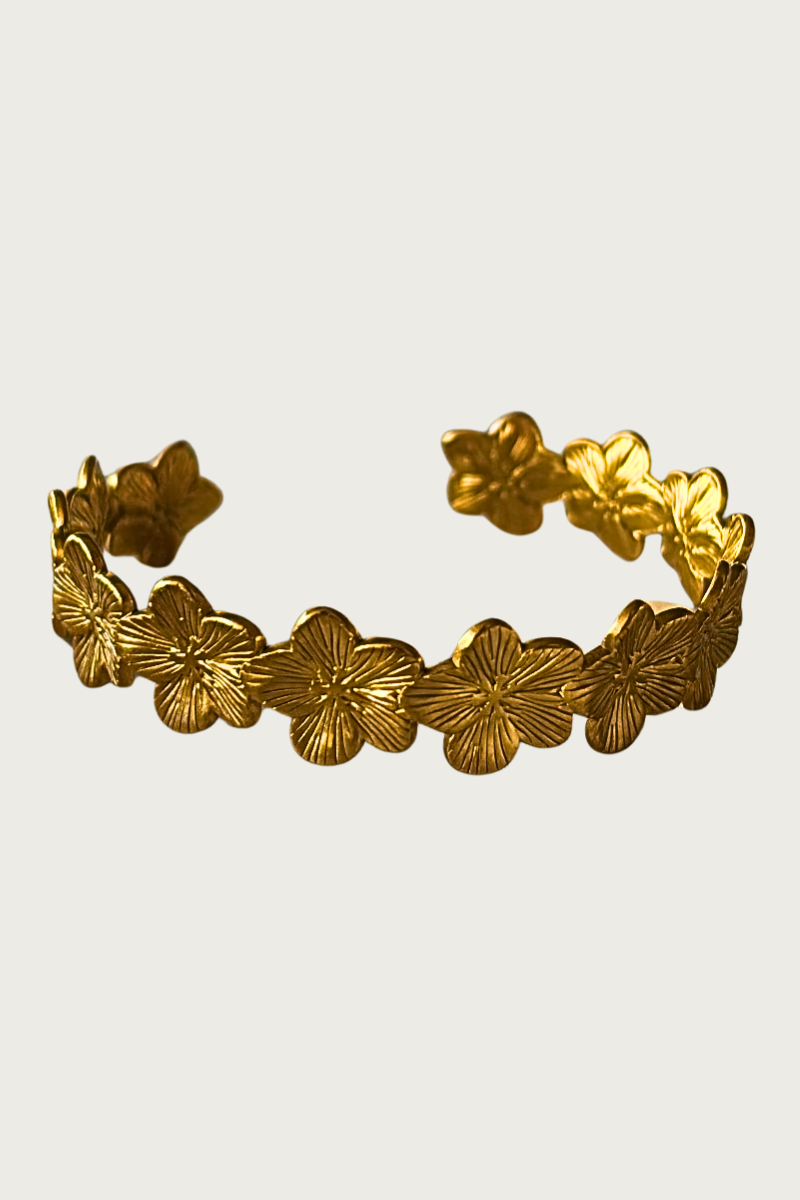 Goudkleurige bloemenarmband van Fencyjewels – elegante roestvrijstalen armband met gegraveerde bloemblaadjes, verfijnd design in een tijdloze, vrouwelijke stijl.