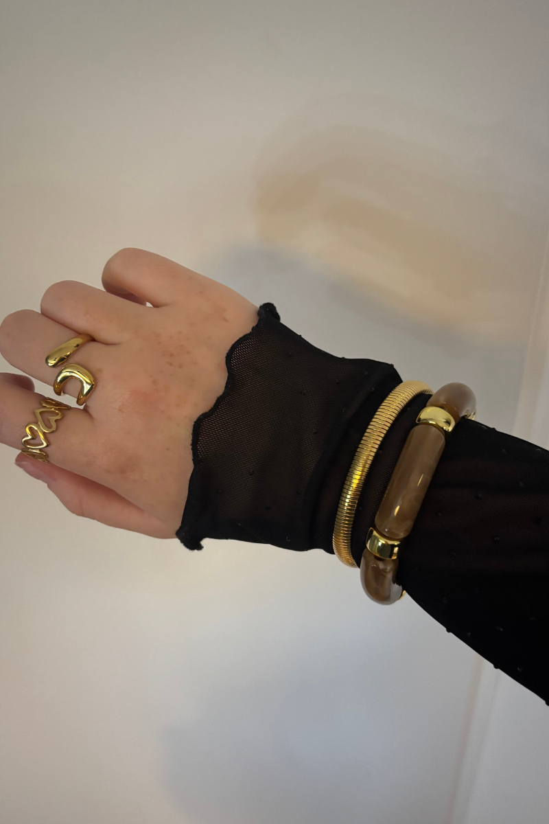 Gouden rvs bangle van Fencyjewels gedragen om de pols voor een elegante look.