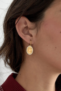 Lifestyle foto van de gouden classy oorbellen van Fencyjewels gedragen in het oor voor een elegante uitstraling.