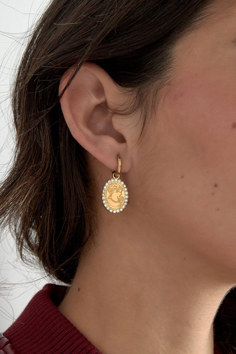 Lifestyle foto van de gouden classy oorbellen van Fencyjewels gedragen in het oor voor een elegante uitstraling.