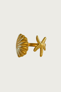 Gouden ring van Fencyjewels met een zeester en schelp design, verstelbaar model met zomerse Ibiza-look, perfect te combineren met andere sieraden uit de collectie.