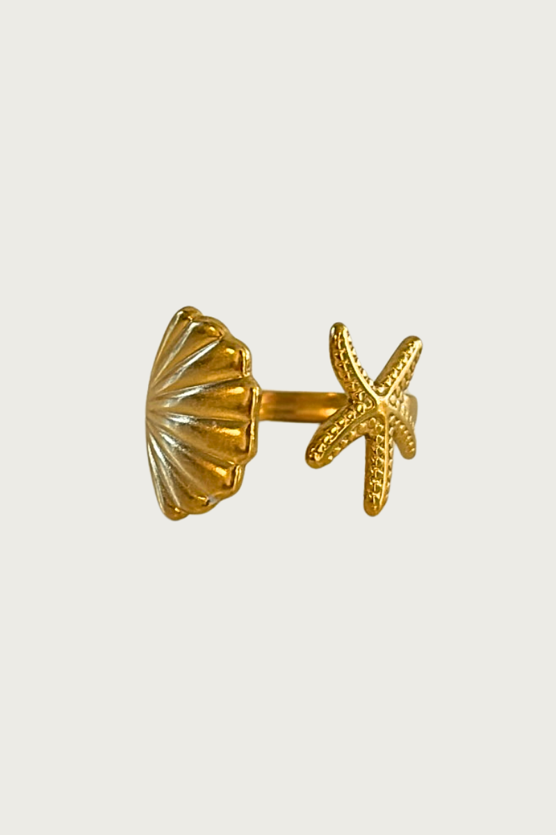 Gouden ring van Fencyjewels met een zeester en schelp design, verstelbaar model met zomerse Ibiza-look, perfect te combineren met andere sieraden uit de collectie.