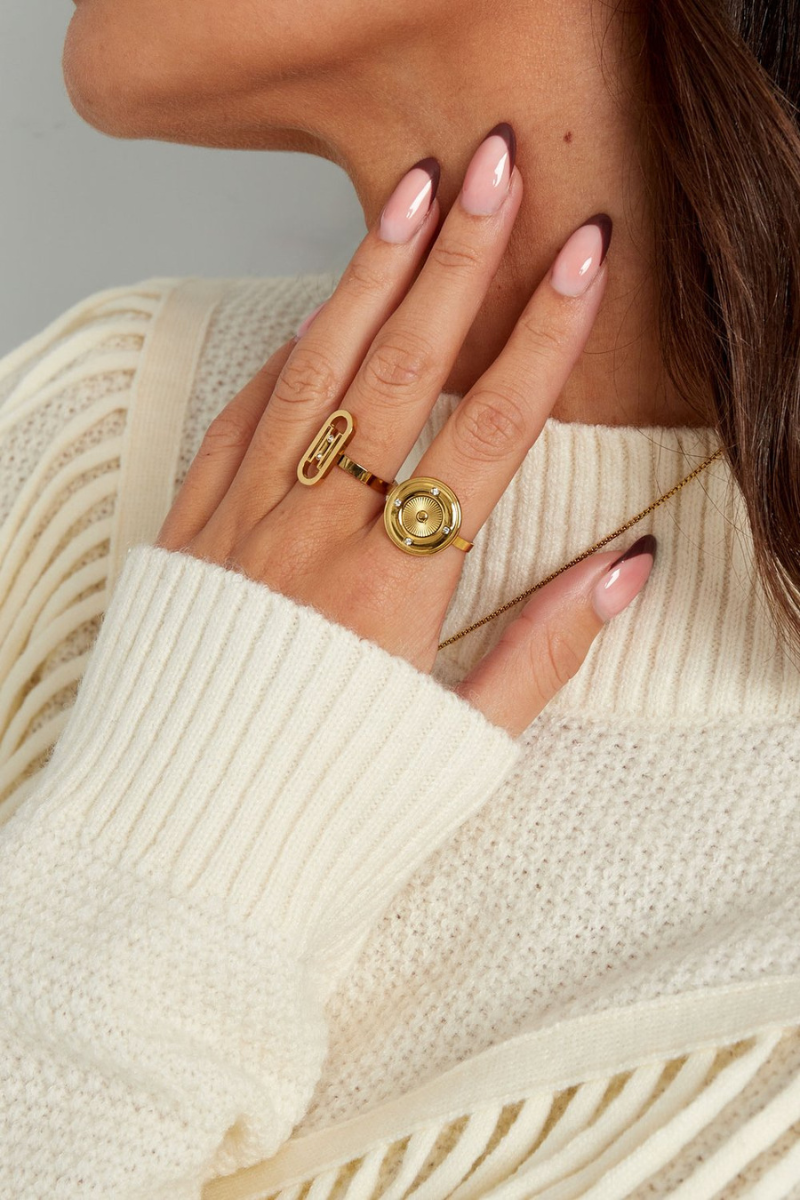 Sfeerfoto van de gouden party oorbellen gedragen in het oor, de perfecte statement oorbellen voor een feestelijke gelegenheid.