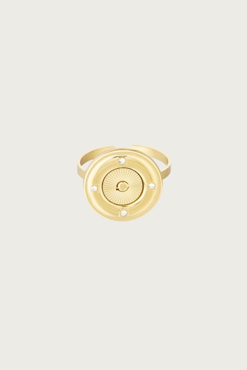 Gouden halo ring van stainless steel van Fencyjewels, een elegante en waterproof ring met een schitterend centraal detail.