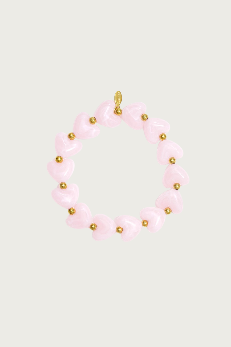 Lichtroze armband met kleine hartjes van Fencyjewels, een vrolijk sieraad met goudkleurige details.