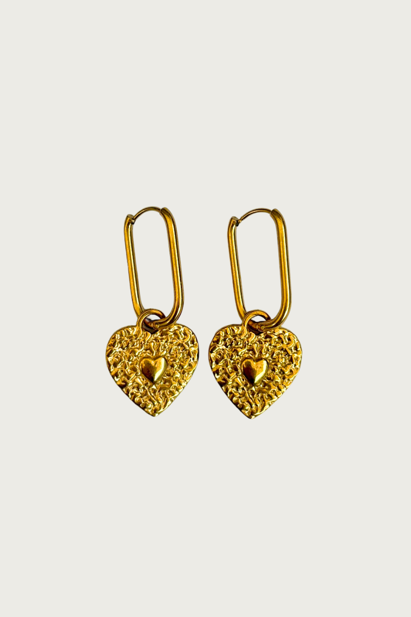 Goudkleurige hart oorbellen van Fencyjewels – oorbellen met gehamerde hartvormige bedels aan ovale hoops, elegante en trendy look.