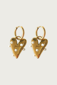 Goudkleurige hart oorbellen met parels van Fencyjewels – elegante roestvrijstalen oorhangers met glanzend hartdesign en subtiele witte pareldetails.