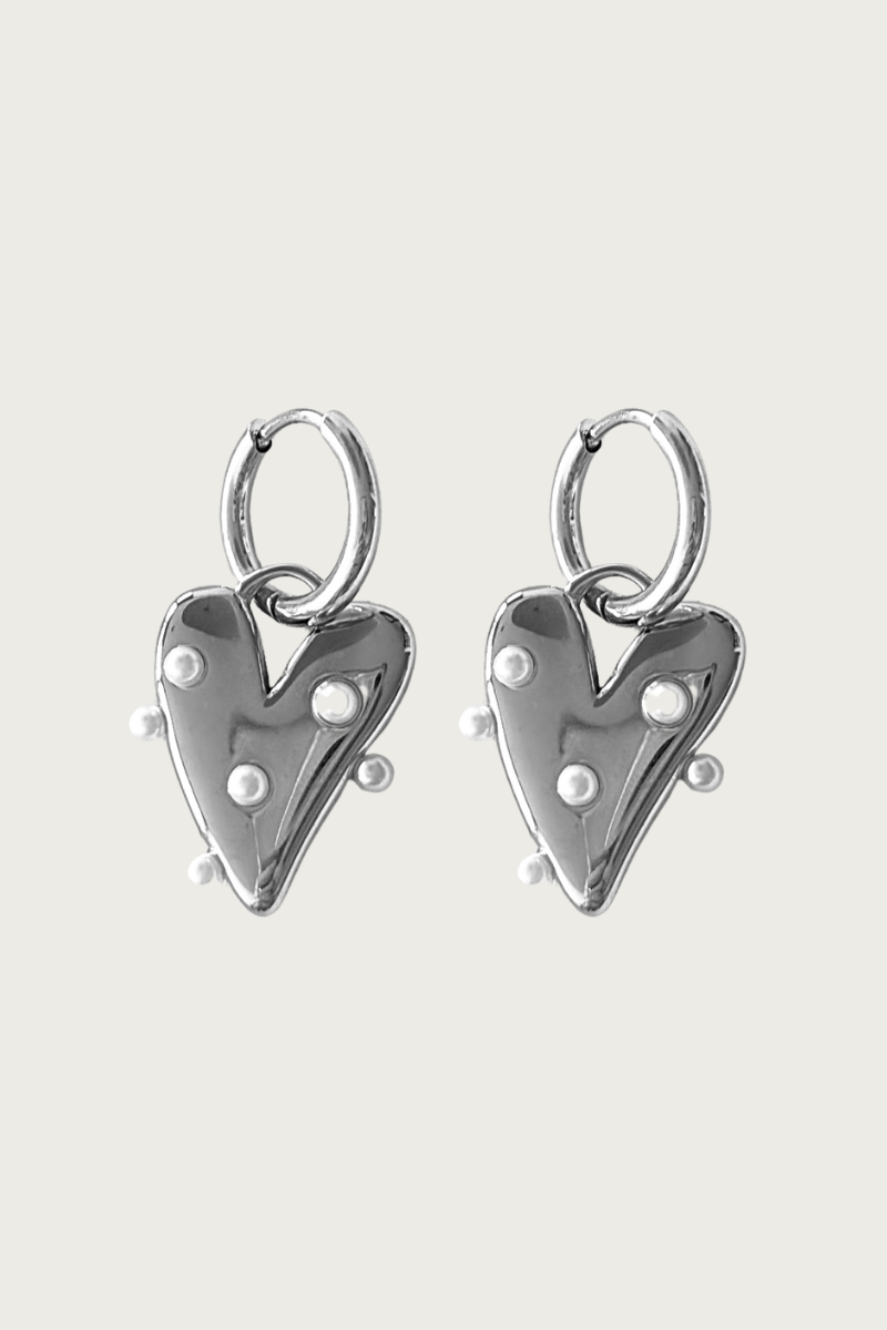 Zilverkleurige hart oorbellen met parels van Fencyjewels – elegante roestvrijstalen oorhangers met glanzend hartdesign en subtiele witte pareldetails.