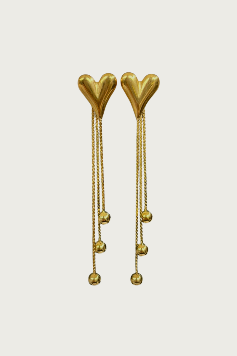 Goudkleurige hart oorbellen van Fencyjewels – lange oorbellen met hartvormige studs en elegante kettinkjes met bolletjes, chique en trendy look.