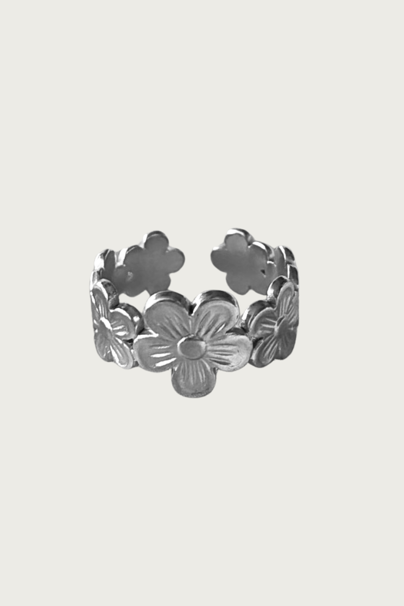 Zilverkleurige bloemenring van Fencyjewels – verstelbare roestvrijstalen ring met gegraveerde bloemmotieven, elegant en vrouwelijk design voor elke look.