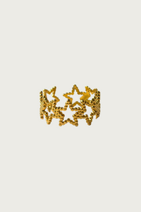 Goudkleurige sterrenring van Fencyjewels – verstelbare roestvrijstalen ring met open sterdesign, glanzende afwerking en speelse trendy uitstraling.