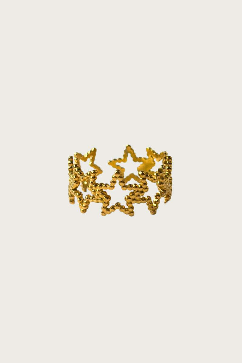 Goudkleurige sterrenring van Fencyjewels – verstelbare roestvrijstalen ring met open sterdesign, glanzende afwerking en speelse trendy uitstraling.