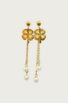 Goudkleurige bloemoorbellen van Fencyjewels – lange oorbellen met bloemvormige studs en parel hangers aan fijne gouden kettinkjes, elegante look.