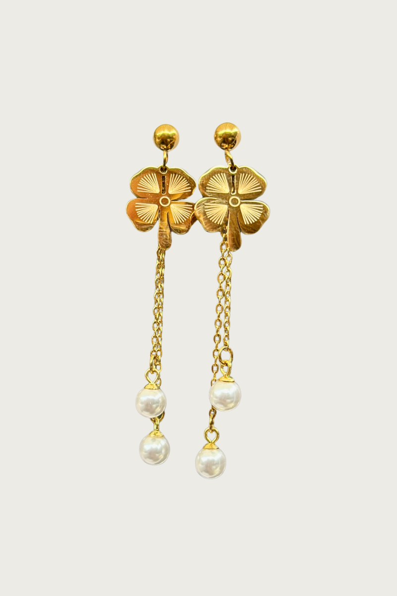 Goudkleurige bloemoorbellen van Fencyjewels – lange oorbellen met bloemvormige studs en parel hangers aan fijne gouden kettinkjes, elegante look.