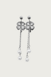 Zilverkleurige bloemoorbellen van Fencyjewels – lange oorbellen met bloemvormige studs en parel hangers aan fijne gouden kettinkjes, elegante look.
