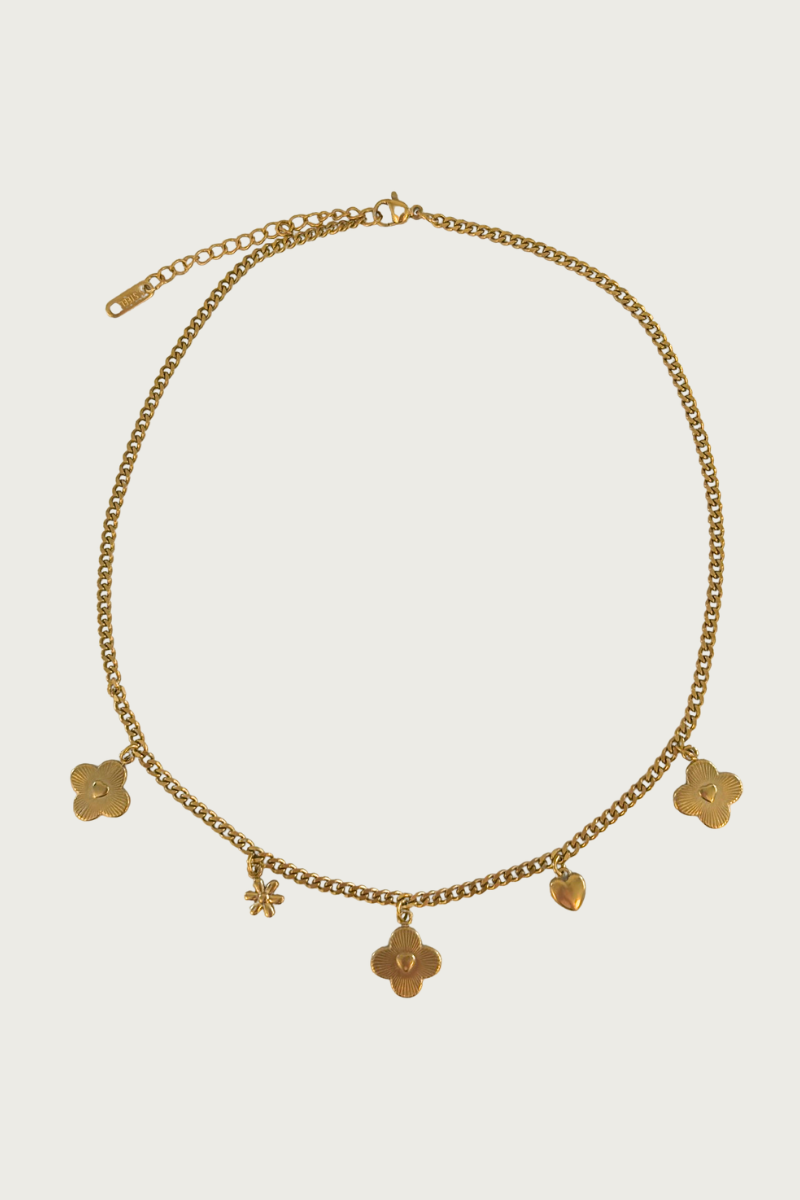Goudkleurige bloemenketting van Fencyjewels – roestvrijstalen ketting met kleine bedeltjes in bloem- en hartvorm, vrouwelijke en elegante stijl.