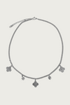 Zilverkleurige bloemenketting van Fencyjewels – roestvrijstalen ketting met kleine bedeltjes in bloem- en hartvorm, vrouwelijke en elegante stijl.