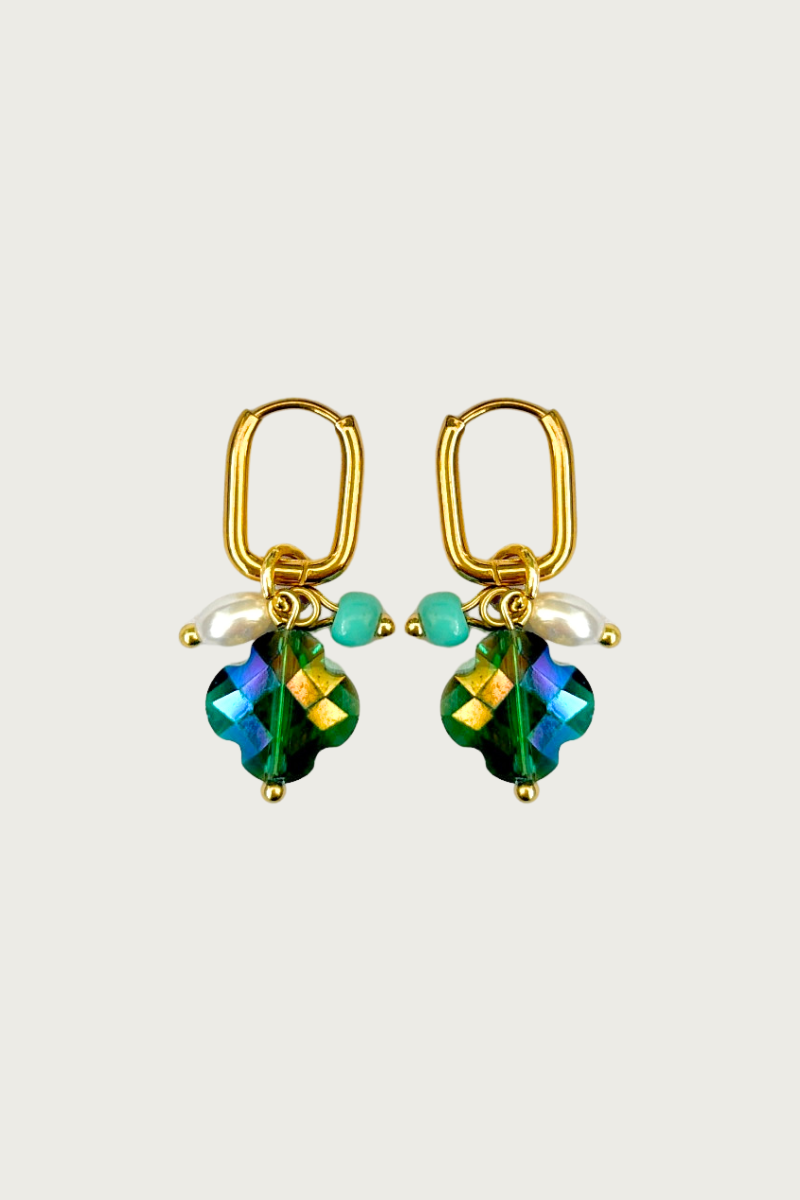 Goudkleurige oorbellen met groene glaskralen van Fencyjewels – ovale hoops met kleurrijke bedels, pareltjes en turquoise accenten, zomerse look.