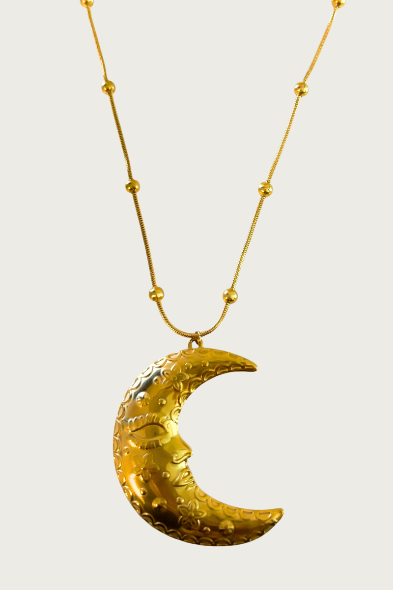 Gouden rvs ketting met maan hanger van Fencyjewels op witte achtergrond.