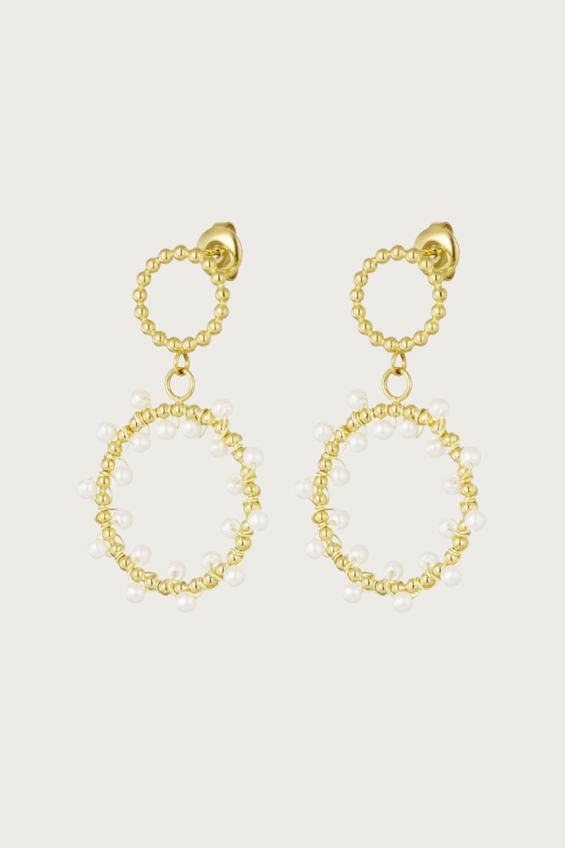 Gouden party oorbellen van stainless steel van Fencyjewels op een witte achtergrond, opvallende oorringen die niet verkleuren.