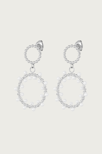 Zilveren party oorbellen van stainless steel van Fencyjewels op een witte achtergrond, opvallende oorringen die niet verkleuren.