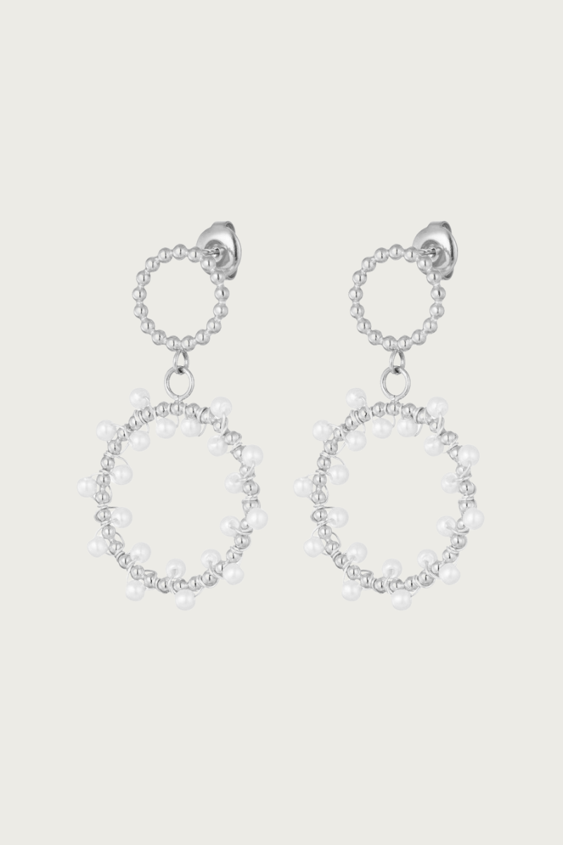 Zilveren party oorbellen van stainless steel van Fencyjewels op een witte achtergrond, opvallende oorringen die niet verkleuren.