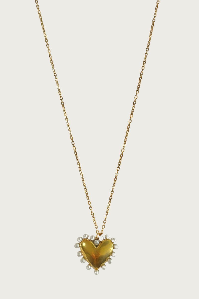 Fency pearl ketting van Fencyjewels met gouden hart hanger en verfijnde pareldetails. Elegante ketting van stainless steel, waterproof en perfect voor een vrouwelijke uitstraling.