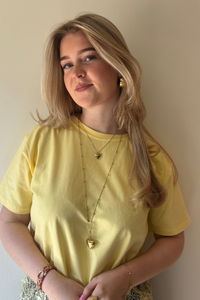 Fency pearl ketting van Fencyjewels gecombineerd met outfit. Trendy ketting met hart hanger die elke look een elegante en vrouwelijke touch geeft.