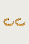 Gouden schelp oorringen van Fencyjewels – trendy hoops met schelpdetails, zomerse Ibiza look, stainless steel sieraden.