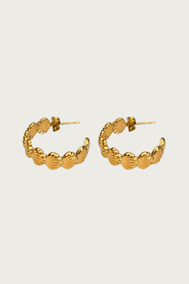 Gouden schelp oorringen van Fencyjewels – trendy hoops met schelpdetails, zomerse Ibiza look, stainless steel sieraden.
