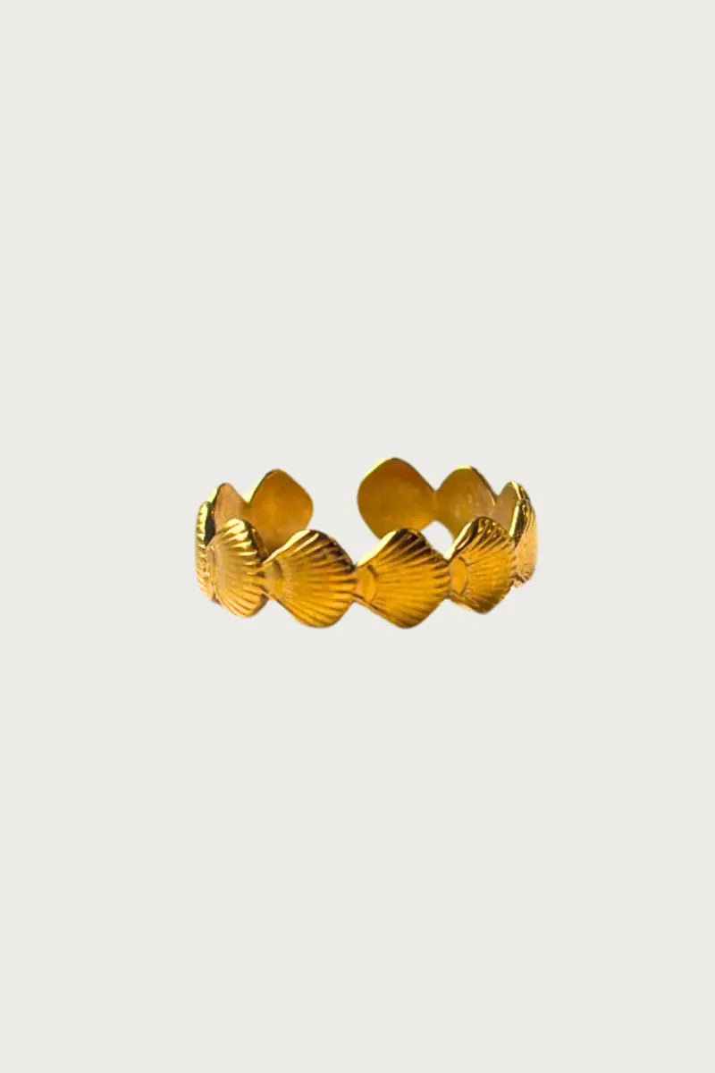 Gouden schelpenring van Fencyjewels – verstelbare ring met schelpmotief, beachy boho stijl, roestvrij staal, zomerse look.