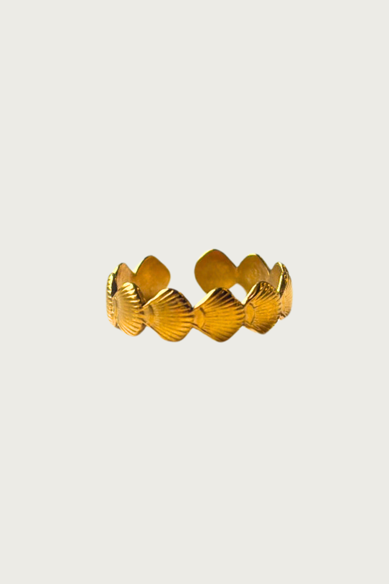 Gouden schelpenring van Fencyjewels – verstelbare ring met schelpmotief, beachy boho stijl, roestvrij staal, zomerse look.