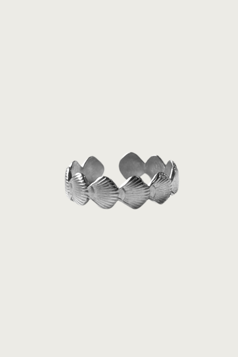 Zilveren schelpenring van Fencyjewels – verstelbare ring met schelpmotief, beachy boho stijl, roestvrij staal, zomerse look.