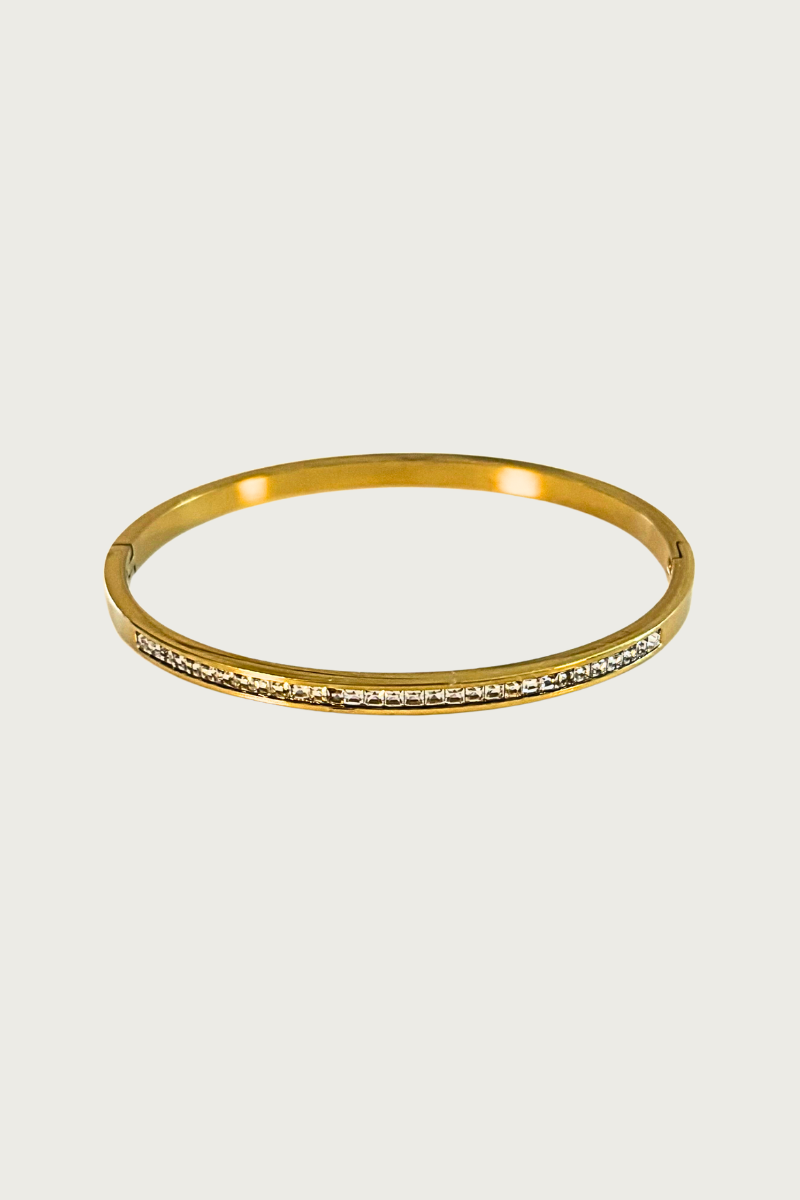 Gouden sparkling bangle van stainless steel van Fencyjewels op een witte achtergrond, waterproof en verkleurt niet.