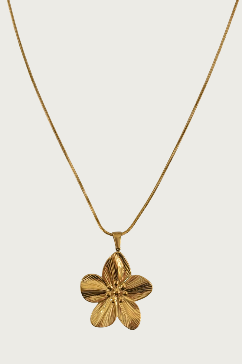 Goudkleurige bloemketting van Fencyjewels – verfijnde roestvrijstalen ketting met grote bloemhanger, glanzende afwerking en vrouwelijke elegante look.