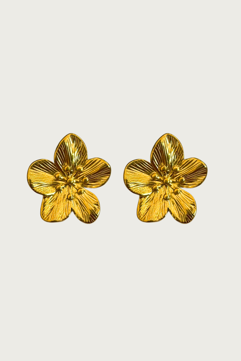 Gouden bloem oorbellen van Fencyjewels – glanzende studs in de vorm van een bloem, vrouwelijk en tijdloos design met luxe uitstraling.