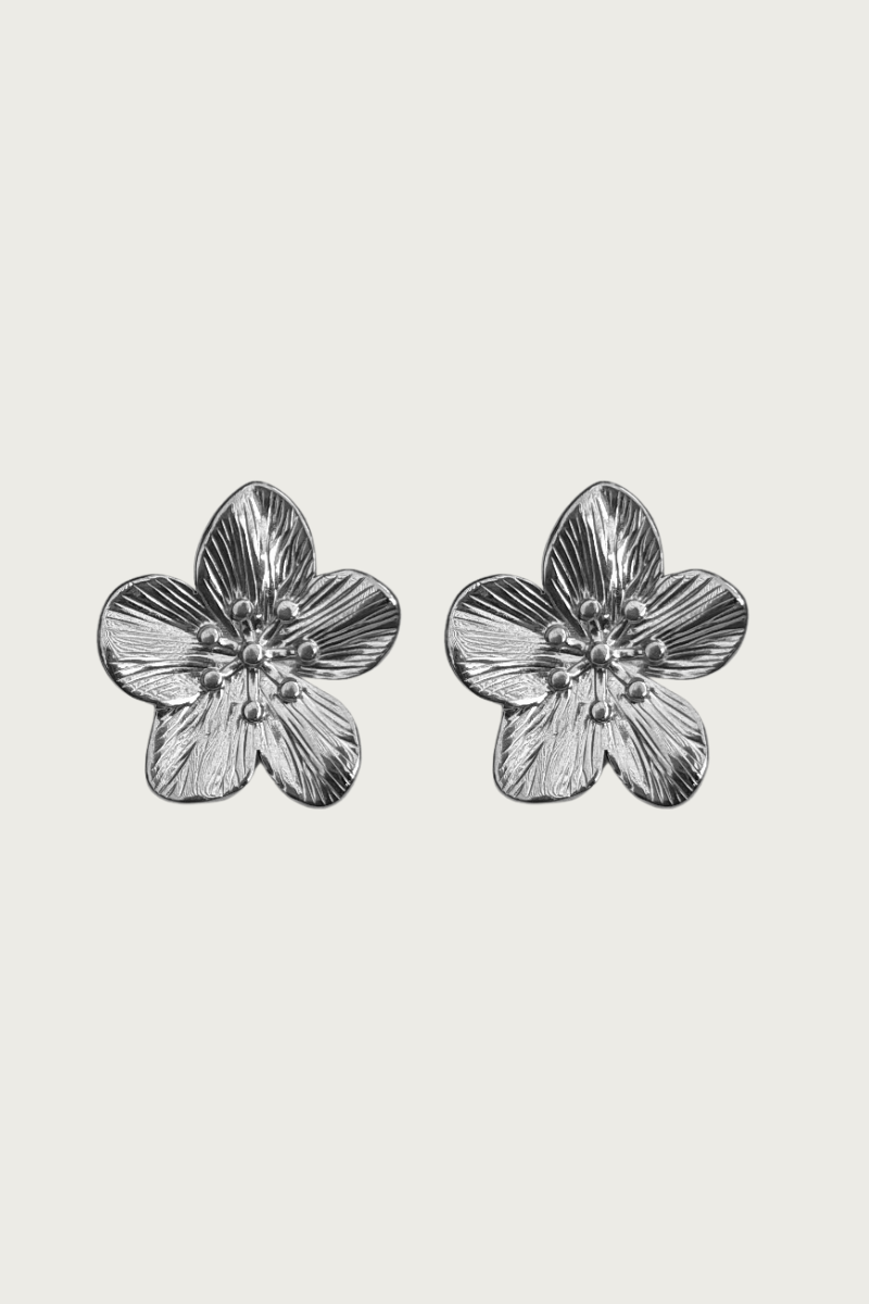 Zilveren bloem oorbellen van Fencyjewels – glanzende studs in de vorm van een bloem, vrouwelijk en tijdloos design met luxe uitstraling.