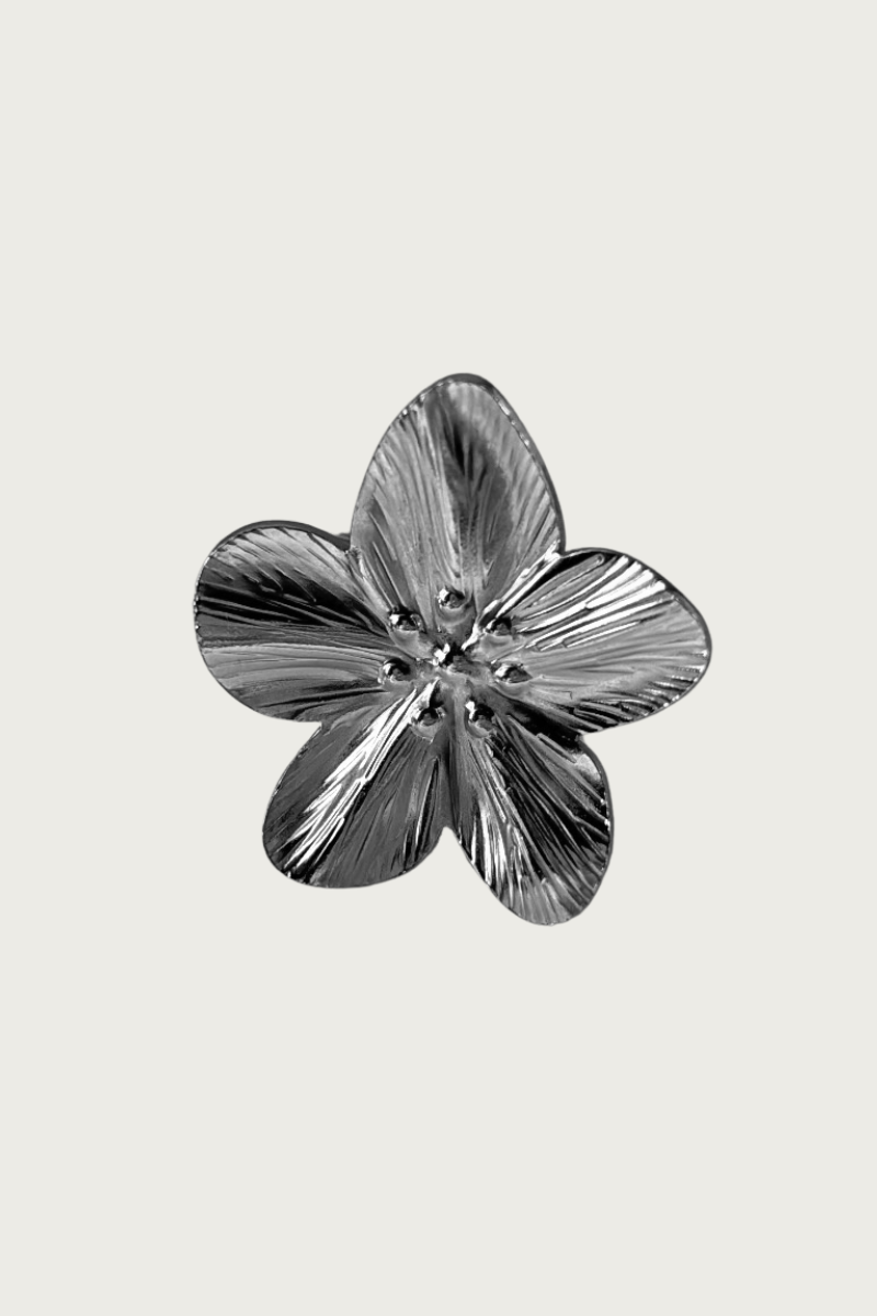 Zilveren bloem oorbel van Fencyjewels – minimalistische flower stud, roestvrij staal, elegante gouden sieraden.