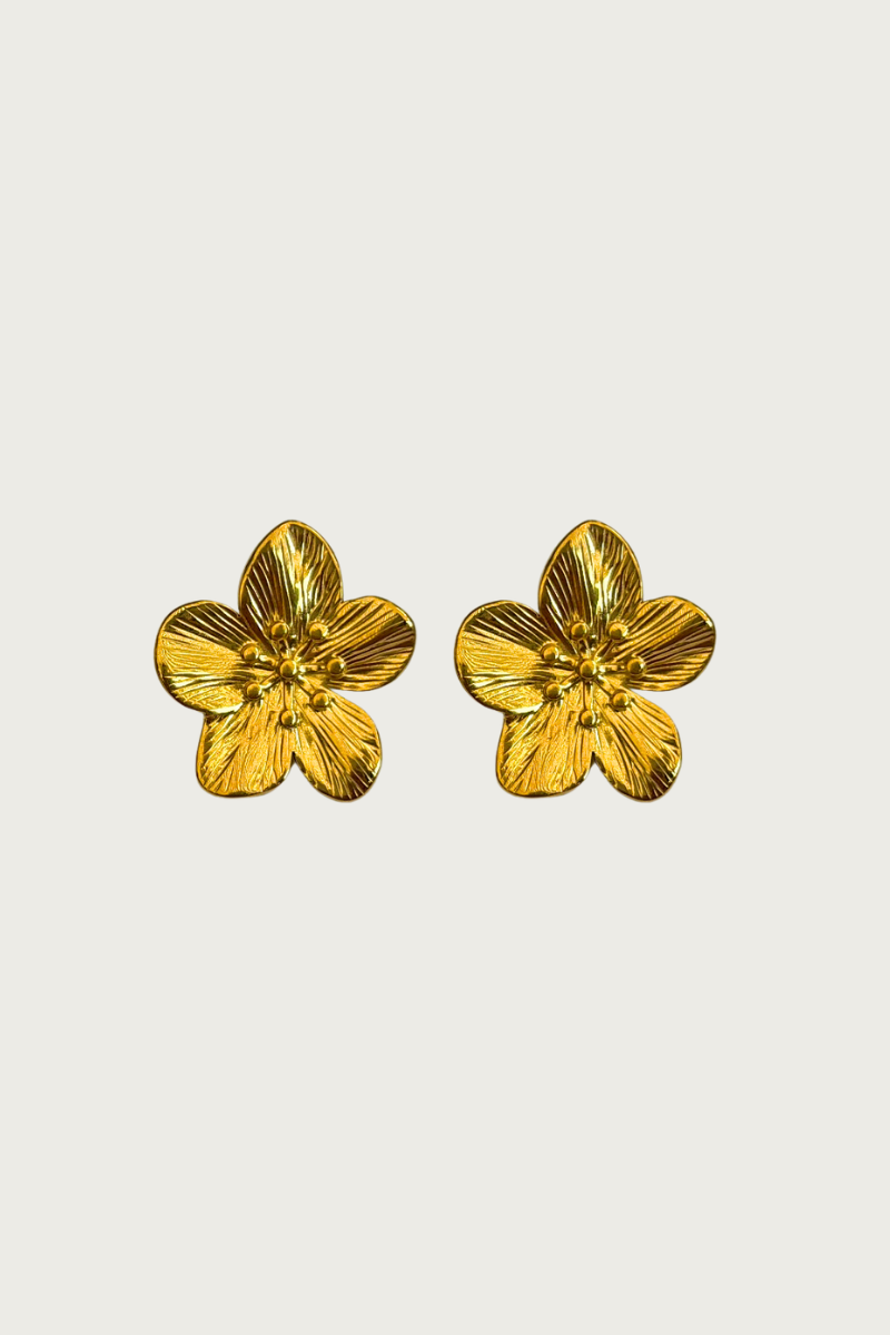 Goudkleurige bloem oorbellen van Fencyjewels – studs in de vorm van een bloem met glanzende afwerking, tijdloos en elegant design.
