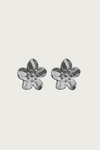 Zilverkleurige bloem oorbellen van Fencyjewels – studs in de vorm van een bloem met glanzende afwerking, tijdloos en elegant design.
