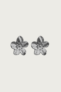 Zilverkleurige bloem oorbellen van Fencyjewels – studs in de vorm van een bloem met glanzende afwerking, tijdloos en elegant design.