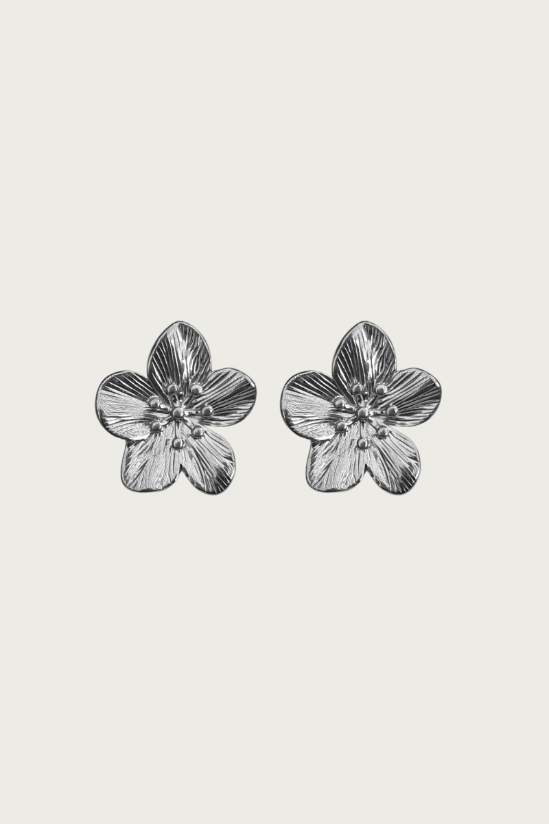 Zilverkleurige bloem oorbellen van Fencyjewels – studs in de vorm van een bloem met glanzende afwerking, tijdloos en elegant design.