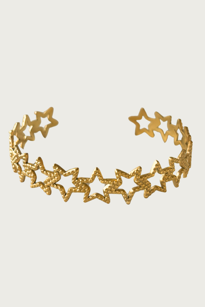 Goudkleurige sterrenarmband van Fencyjewels – elegante roestvrijstalen armband met open sterdesign, glanzende afwerking en speelse trendy uitstraling.